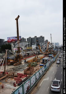 现代建筑工地中的核心力量 起重机与混凝土建筑